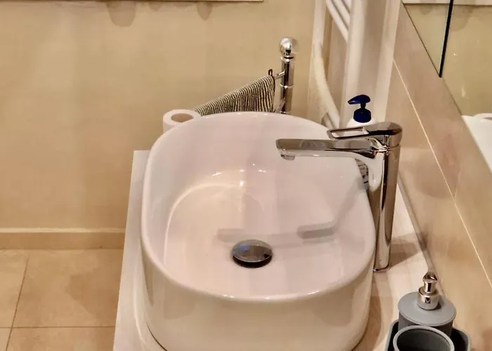 Near Hospital And 公寓 摩德纳